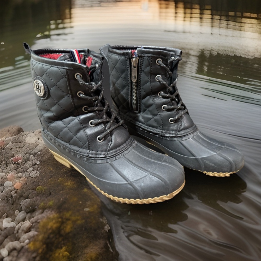 Tommy Hilfiger Women’s 8M Rivas Warm Winter Duck Boots Black and Red Interior